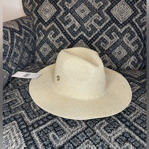 Adrienne Vittadini hat